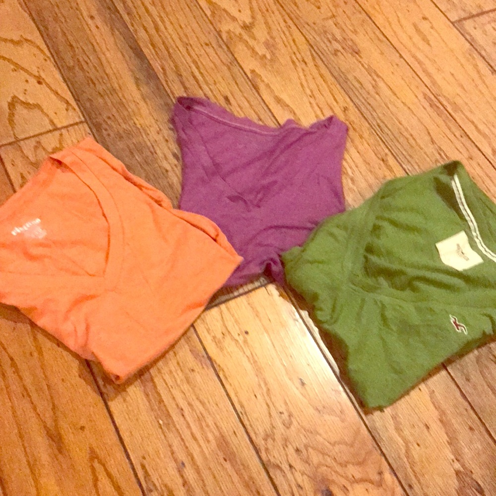 3 T-Shirts - XS-S - Hollister, AE & Old Navy